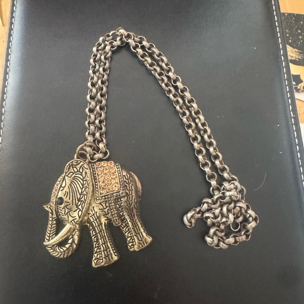 vintage Elephant Pendant Necklace in Gold(pleated )
